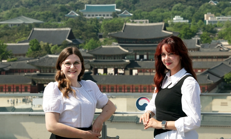Anne Sophie Schroeder (bên trái) và Sarah Shalaby, những tình nguyện viên trong “Lễ hội Văn hóa Cung đình mùa Xuân 2024”, đã có buổi phỏng vấn với Cổng thông tin điện tử Korea.net vào ngày 10/5. (Ảnh: Jeon Han / Korea.net)