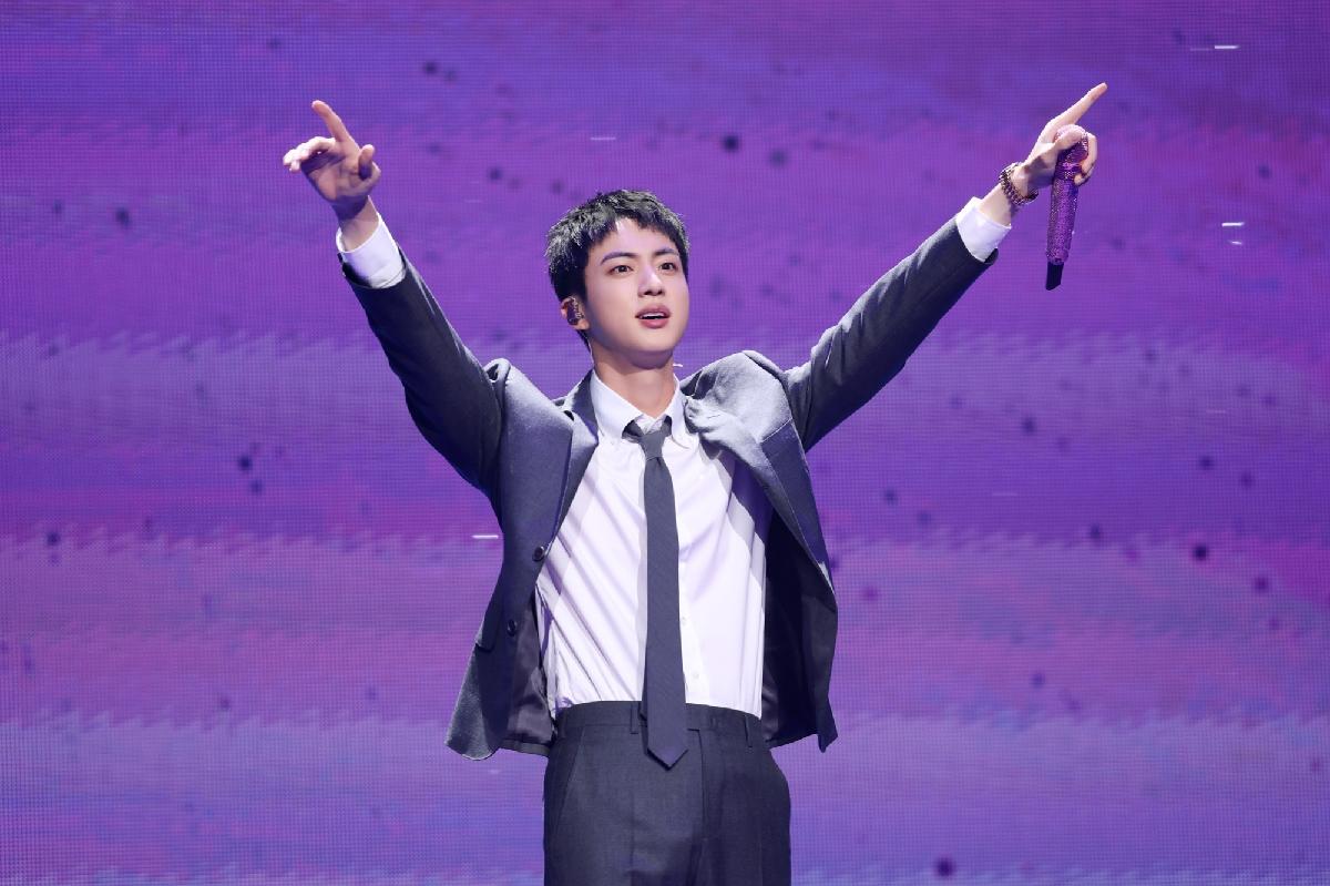 Thành viên Jin của nhóm nhạc BTS đã xuất hiện tại FESTA 2024 ở Sân vận động trong nhà Jamsil, quận Songpa-gu, thành phố Seoul vào ngày 13/6/2024. Một ngày trước đó (ngày 12/6), Jin đã xuất ngũ sau 18 tháng phục vụ trong Tiểu đoàn Huấn luyện Tuyển dụng Sư đoàn 5 ở quận Yeoncheon-gun, tỉnh Gyeonggi-do. (Ảnh: BIGHIT MUSIC) 