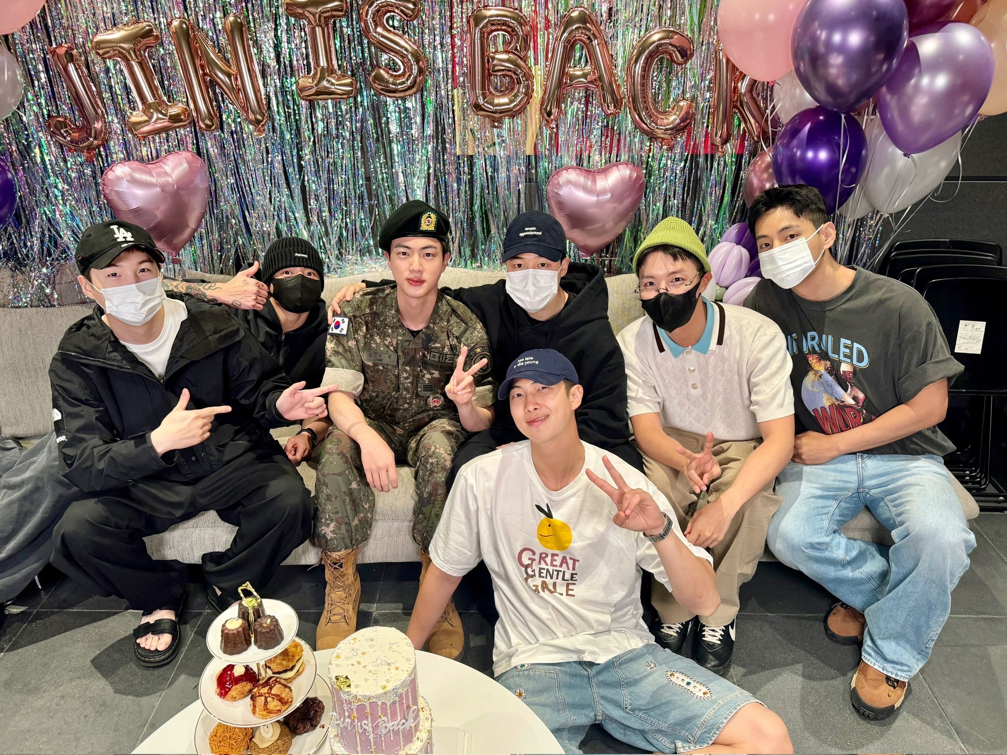 Ngày 12/6, 7 thành viên BTS đã có những giây phút vô cùng vui vẻ nhân dịp anh cả Jin xuất ngũ. (Ảnh: Tài khoản X của BTS)