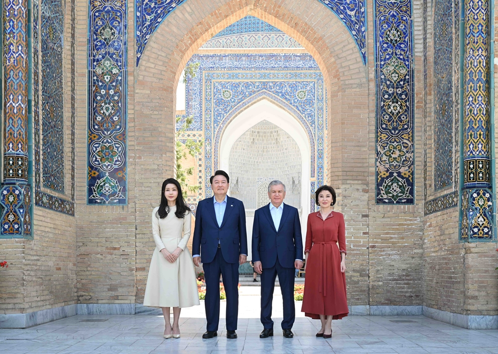 Tổng thống H&agrave;n Quốc Yoon Suk Yeol (thứ hai từ tr&aacute;i sang) v&agrave; Đệ nhất phu nh&acirc;n Kim Keon Hee (b&ecirc;n tr&aacute;i) chụp ảnh kỷ niệm với Tổng thống Uzbekistan Shavkat Mirziyoyev v&agrave; phu nh&acirc;n Ziroatkhon Hoshimova trong chuyến thăm th&agrave;nh phố cổ Samarkand v&agrave;o ng&agrave;y 15/6/2024 (giờ Uzbekistan). (Ảnh: Yonhap News)