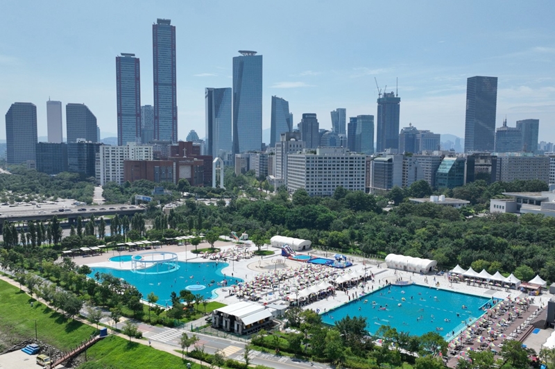 Toàn cảnh của một bể bơi ở khu Yeouido, quận Yeongdeungpo-gu, thành phố Seoul vào tháng 7/2023. (Ảnh: Trụ sở dự án Hangang thuộc chính quyền thành phố Seoul)