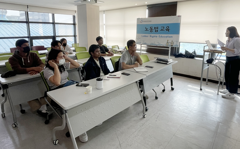 Hình ảnh chụp những người nhập cư từ Campuchia tham gia lớp học về Luật Lao Động Hàn Quốc, được tiến hành ở trụ sở cửa Trung tâm hỗ trợ cư dân nước ngoài Busan, quận Sasang-gu, thành phố Busan vào tháng 4/2024. (Ảnh: Trung tâm hỗ trợ cư dân nước ngoài Busan)