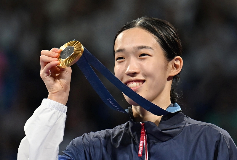 Ngày 8/8 (giờ Pháp), võ sĩ Kim Yujin chụp ảnh kỷ niệm trong lễ trao giải trận chung kết môn Taekwondo hạng cân 57kg nữ, được tổ chức ở Grand Palais, thành phố Paris. (Ảnh: Yonhap News)