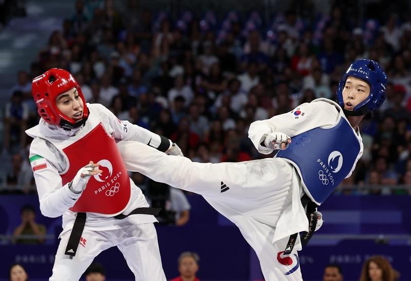 Võ sĩ Kim Yujin (Hàn Quốc) tung cú đá về phía đối thủ võ sĩ Nahid Kiyanichandeh (Iran) trong trận chung kết môn Taekwondo hạng cân 57kg nữ, diễn ra ở Grand Palais, thành phố Paris vào ngày 8/8/2024 (giờ Pháp). (Ảnh: Yonhap News)