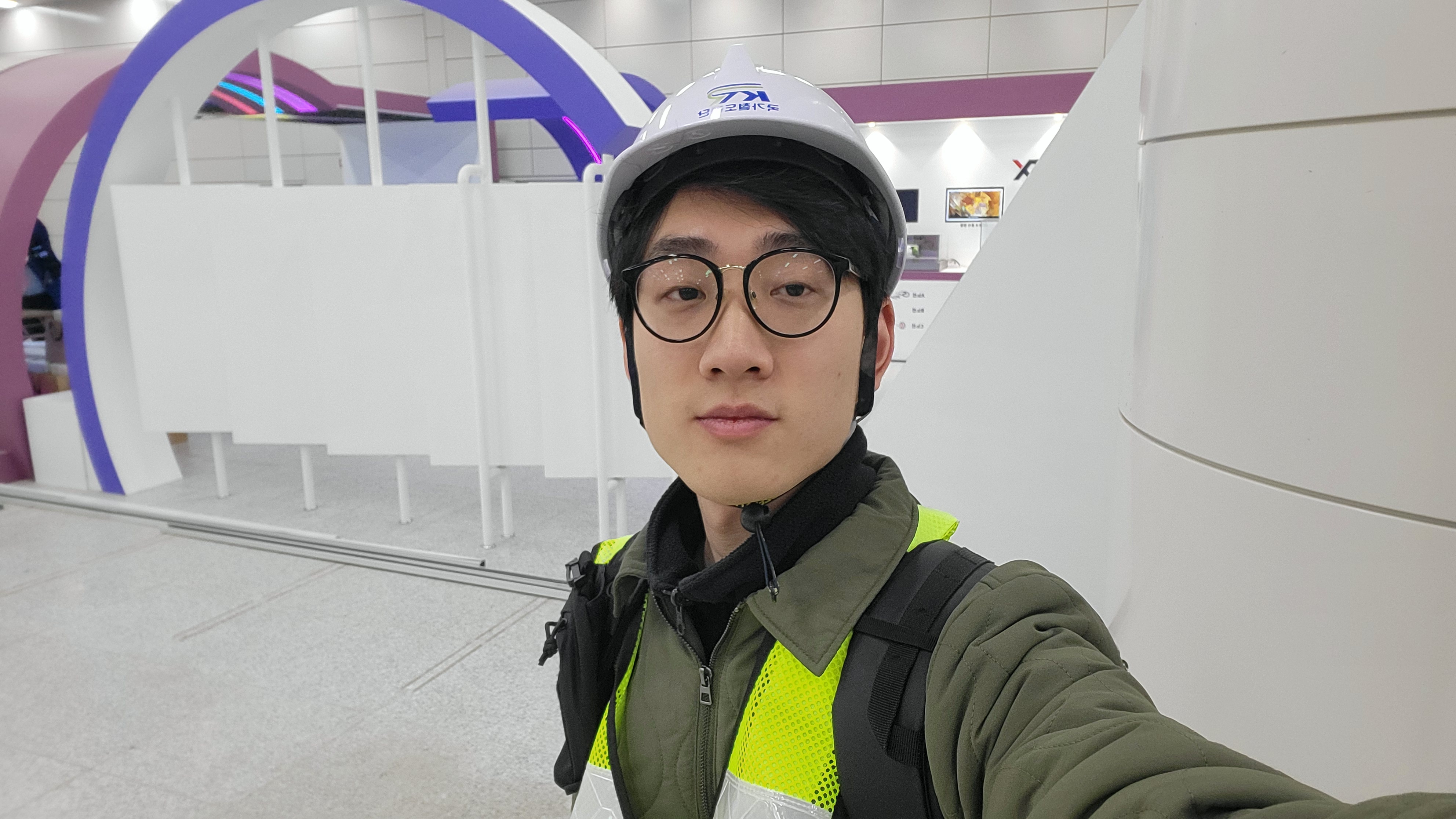 ▲Phóng viên danh dự Xu Ao (Trung Quốc) chụp ảnh selfie khi tham dự một cuộc kiểm tra an toàn công cộng trước khi khai trương tuyến tàu tốc hành khu vực đô thị GTX-A tuyến Suseo – Dongtan, diễn ra ở ga Dongtan, thành phố Hwaseong, tỉnh Gyeonggi-do vào ngày 19/3/2024. (Ảnh: Xu Ao)