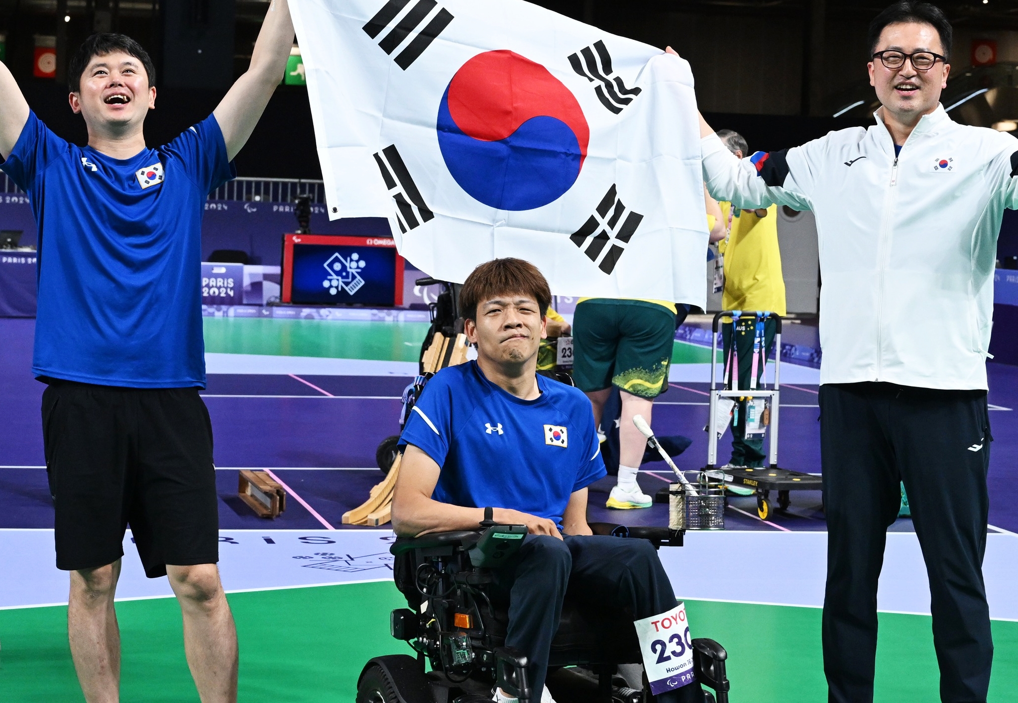 Jeong Howon (chính giữa) đã ăn mừng sau khi giành chiến thắng trong vòng chung kết môn boccia (bóng màu) nội dung đơn nam của Thế vận hội người khuyết tật Mùa hè Paris 2024, diễn ra ở South Paris Arena 1, thành phố Paris vào ngày 2/9/2024 (giờ Pháp). (Ảnh: Ủy ban Paralympic Hàn Quốc)