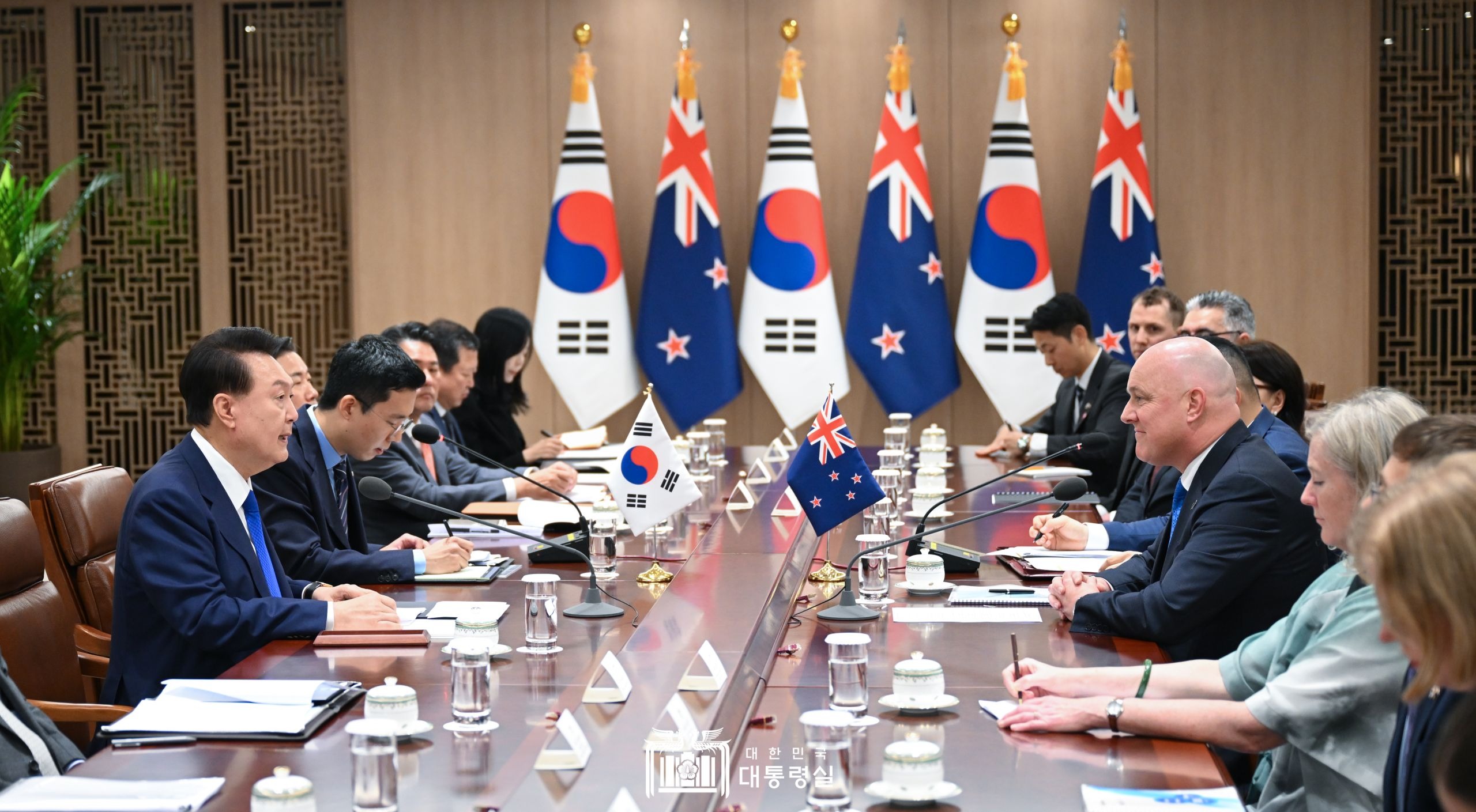 Tổng thống Yoon Suk Yeol Hàn Quốc (bên trái) đã hội đàm với Thủ tướng New Zealand Christopher Luxon tại trụ sở chính của Văn phòng Tổng thống Hàn Quốc, quận Yongsan-gu, thủ đô Seoul vào ngày 4/9. (Ảnh: Văn phòng Tổng thống Hàn Quốc)