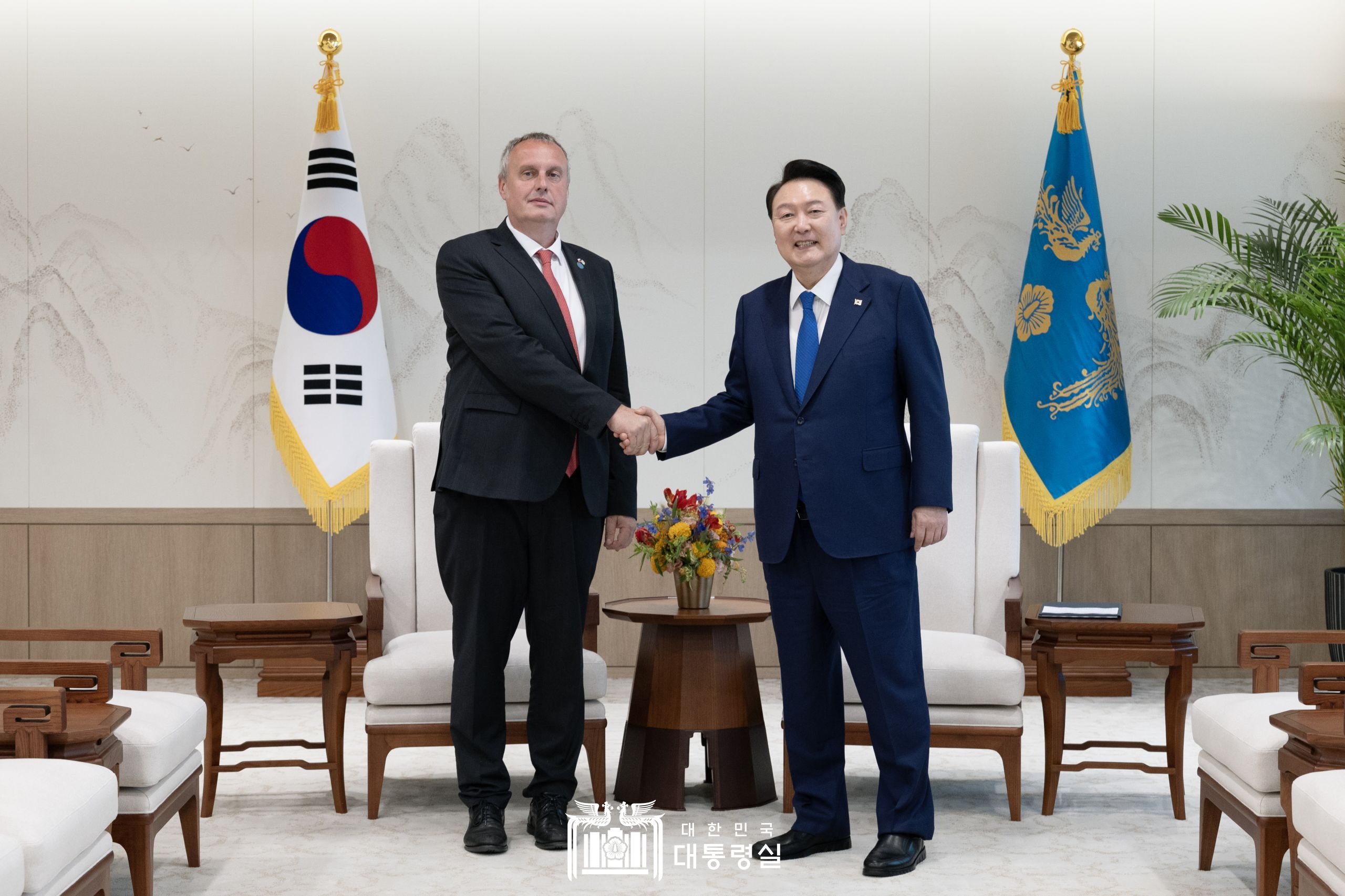 Tổng thống Hàn Quốc Yoon Suk Yeol (bên phải) bắt tay với Cố vấn An ninh Quốc gia Séc Tomas Pojar tại trụ sở chính của Văn phòng Tổng thống Hàn Quốc, quận Yongsan-gu (Seoul) vào ngày 4/9/2024. (Ảnh: Văn phòng Tổng thống Hàn Quốc)
