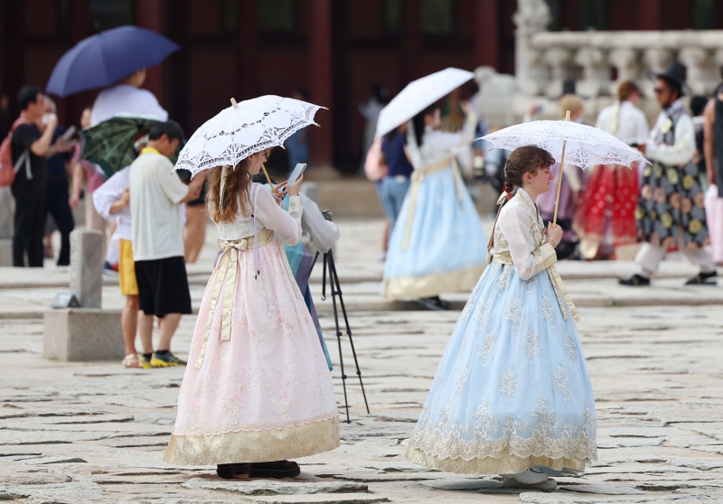 Các du khách quốc tế trong bộ Hanbok (trang phục truyền thống Hàn Quốc) tham quan cung điện Gyeongbokgung, quận Jongno-gu, thủ đô Seoul vào ngày 18/9/2024. (Ảnh: Yonhap News)