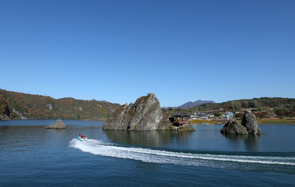 Đỉnh Dodamsambong, huyện Danyang-gun, tỉnh Chungcheongbuk-do. (Ảnh: Lee Jun Young / Korea.net) 