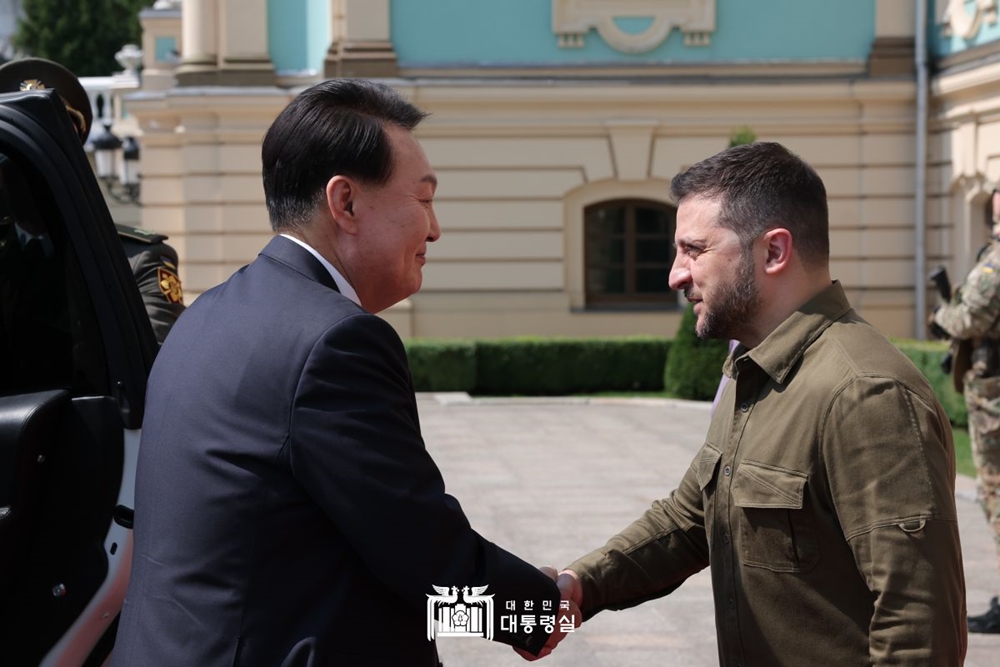 Tổng thống Hàn Quốc Yoon Suk Yeol (bên trái) và Tổng thống Ukraine Volodymyr Zelensky bắt tay nhau tại Cung điện Mariinsky ở thành phố Kiev, Ukraine vào ngày 15/7/2023. (Ảnh: Văn phòng Tổng thống Hàn Quốc)