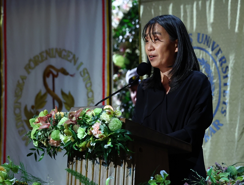 Nhà văn Han Kang trong bữa tiệc lễ trao giải Nobel 2024 được tổ chức tại Blue Hall của Tòa thị chính Stockholm vào ngày 10/12 (giờ Stockholm). (Ảnh: Yonhap News)