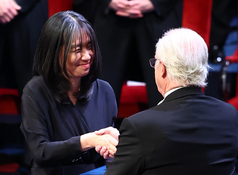 Nhà văn Han Kang của Hàn Quốc đã nhận được huy chương và bằng chứng nhận giải Nobel Văn học từ Quốc vương Thụy Điển Carl XVI Gustaf trong lễ trao giải Nobel 2024 diễn ra ở Hội trường hòa nhạc Stockholm vào ngày 10/12/2024 (giờ Thụy Điển). (Ảnh: Yonhap News)  