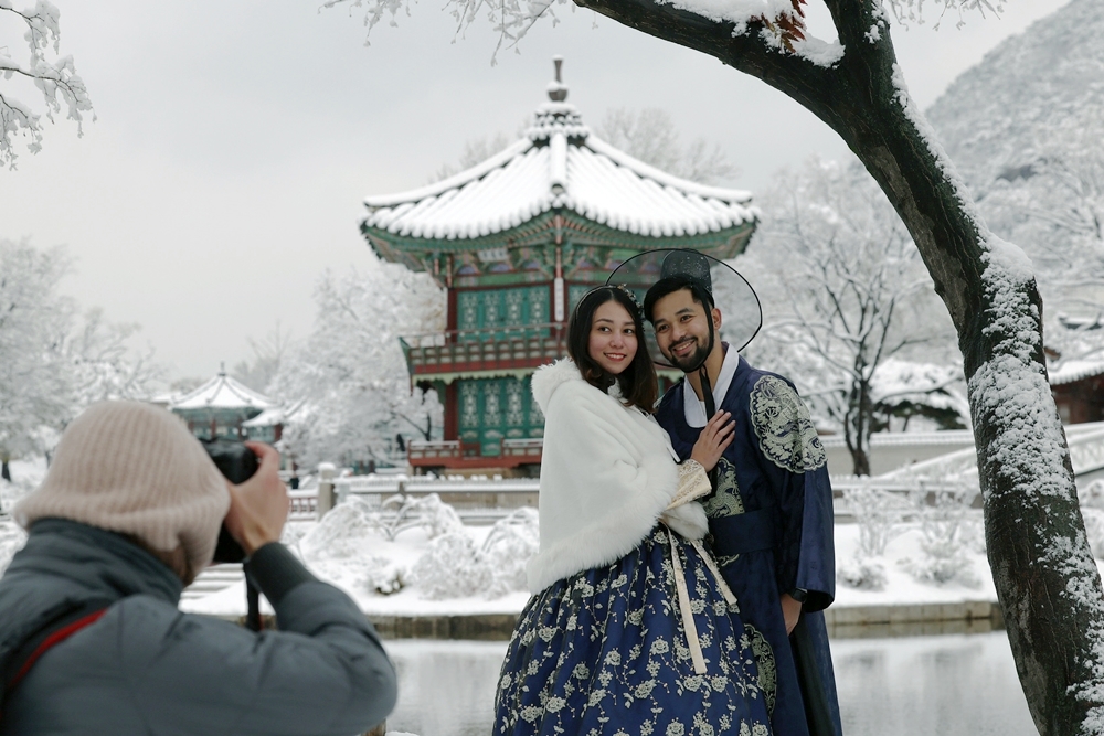 Một nhóm du khách nước ngoài chụp ảnh kỷ niệm trong bộ Hanbok truyền thống tại cung điện Gyeongbokgung, quận Jongno-gu, thành phố Seoul. (Ảnh: Lee Jun Young / Korea.net) 