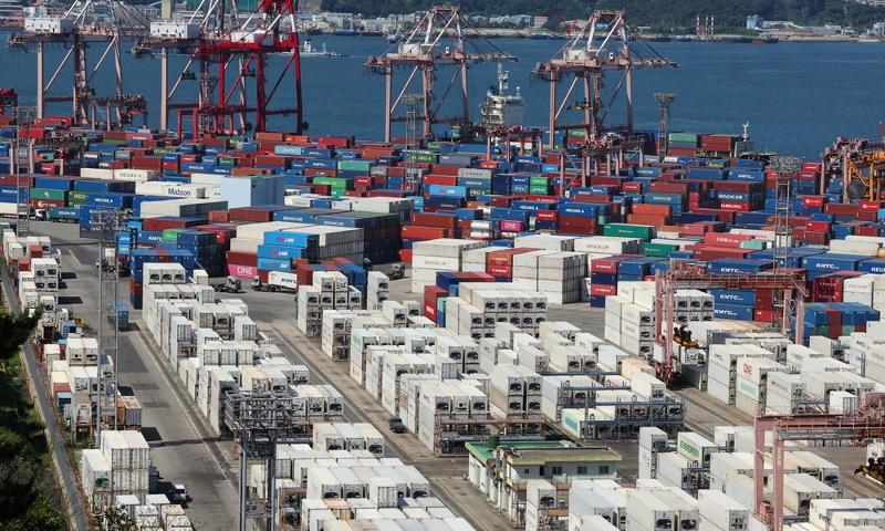 Khu bến cảng container Sinseondae ở Cảng Busan, quận Nam-gu, thành phố Busan vào tháng 8/2024. (Ảnh: Yonhap News)