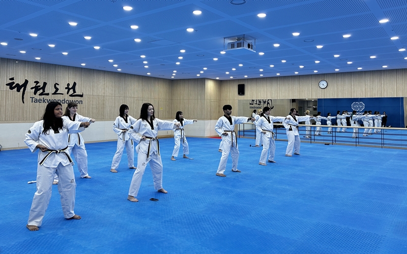 9 phóng viên danh dự và K-influencer đã học các động tác cơ bản của môn võ thuật Taekwondo tại Taekwondowon, huyện Muju-gun, tỉnh Jeollabuk-do vào ngày 7/1/2025. (Ảnh: Margareth Theresia / Korea.net)