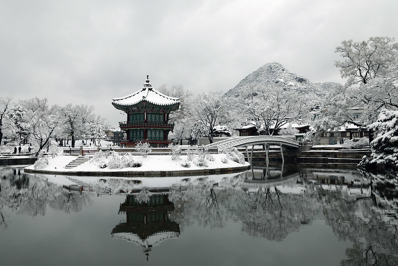 Cảnh tuyết rơi ở cung điện Gyeongbokgung, quận Jongno-gu, thành phố Seoul. (Ảnh: Korea.net)