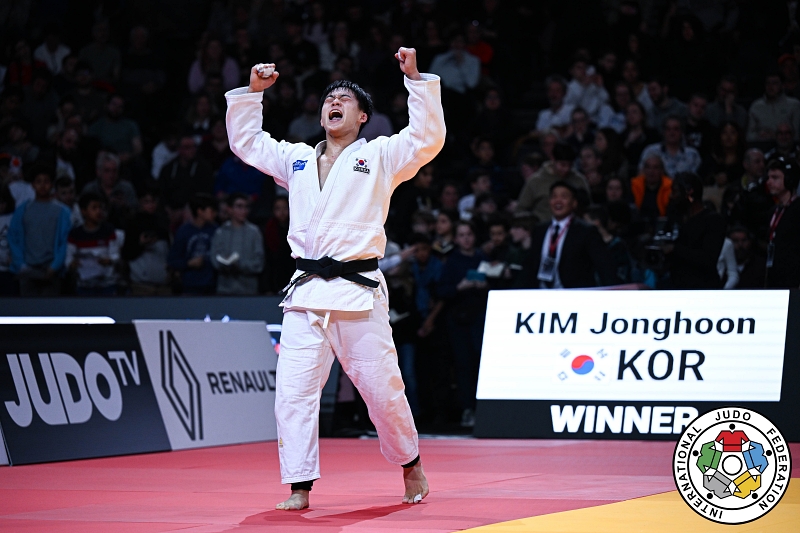 Vận động vi&ecirc;n Kim Jonghoon đ&atilde; ăn mừng sau khi đ&aacute;nh bại Luca Maisuradze (Georgia) trong trận chung kết hạng c&acirc;n 90kg nam tại Giải Judo Grand Slam 2025 diễn ra ở th&agrave;nh phố Paris v&agrave;o ng&agrave;y 2/2/2025 (giờ Ph&aacute;p). (Ảnh: Li&ecirc;n đo&agrave;n Judo Quốc tế)