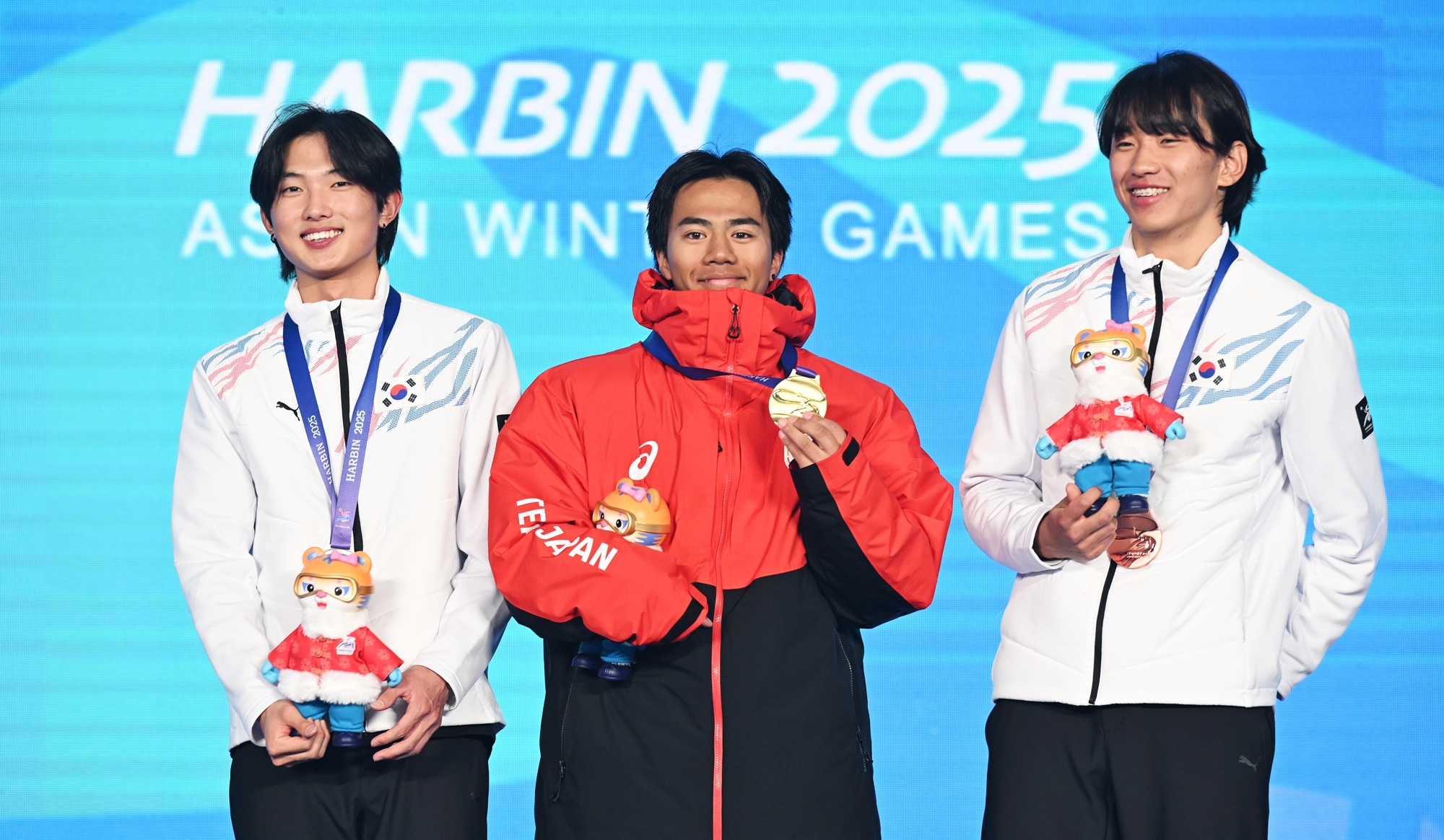 Ngày 12/2, hai vận động viên Hàn Quốc Yoon Jonghyun (bên trái) và Shin Yeongseop (bên phải) đã chụp ảnh kỷ niệm sau khi giành huy chương bạc và đồng trong trận chung kết bộ môn trượt tuyết tự do nội dung Big Air nam thuộc khuôn khổ Đại hội thể thao mùa đông châu Á 2025 diễn ra ở Khu nghỉ dưỡng trượt tuyết Yabuli, thành phố Cáp Nhĩ Tân, Trung Quốc. (Ảnh: Yonhap News)