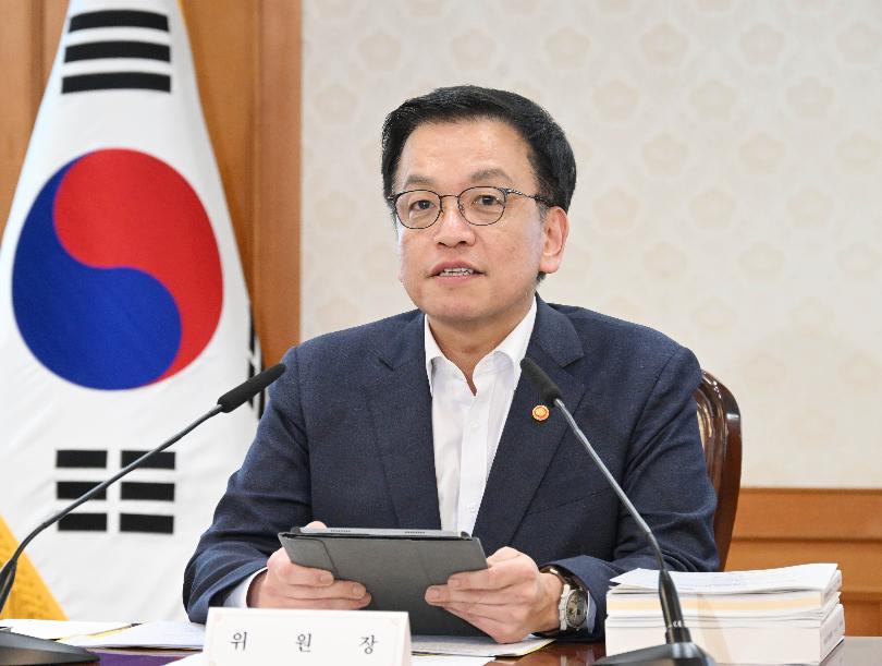 Quyền Tổng thống Hàn Quốc Choi Sang-mok, cũng là Phó Thủ tướng phụ trách kinh tế kiêm Bộ trưởng Bộ Kinh tế và Tài chính Hàn Quốc, vào ngày 20/2 đã có bài phát biểu trong phiên họp thứ 52 của Ủy ban Hợp tác Phát triển Quốc tế, được tổ chức ở Khu phức hợp chính phủ, quận Jongno-gu, thành phố Seoul. (Ảnh: Bộ Kinh tế và Tài chính Hàn Quốc)