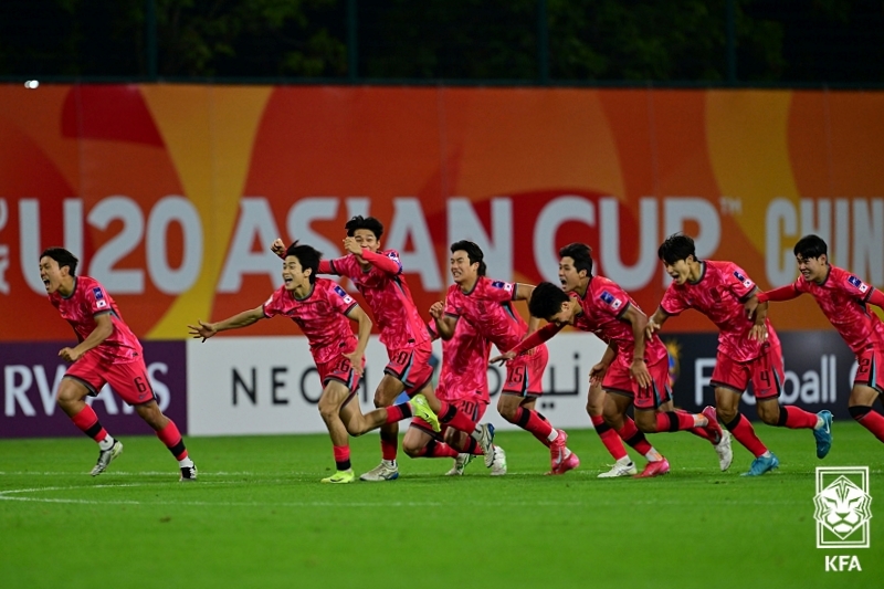 Đội tuyển bóng đá U20 Hàn Quốc đã ăn mừng sau khi chiến thắng trước đội tuyển bóng đá U20 Uzbekistan trong vòng tứ kết Giải bóng đá U20 châu Á 2025, diễn ra ở thành phố Thâm Quyến (Trung Quốc) vào ngày 23/2/2025. (Ảnh: Hiệp hội bóng đá Hàn Quốc)