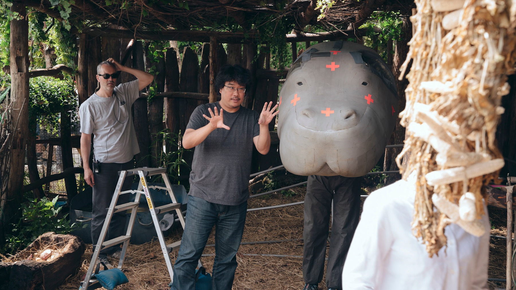 Hình ảnh chụp đạo diễn Bong Joon Ho ở trường quay phim điện ảnh “Okja” (năm 2017). (Ảnh: Bảo tàng Điện ảnh Học viện)