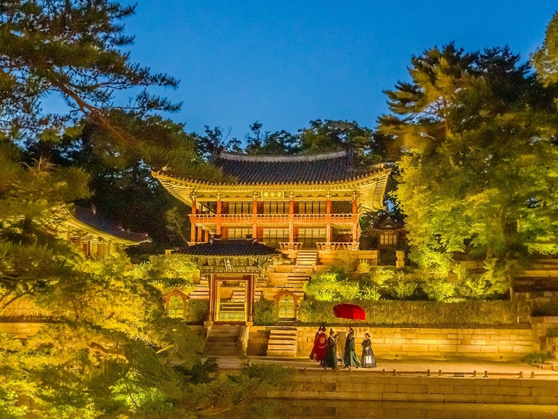 Chương trình “Lữ hành ánh trăng” nửa đầu năm 2025 ở cung điện Gyeongbokgung và Changdeokgung sẽ được tiến hành từ tháng 4/2025. (Ảnh: Tài khoản Instagram của Cục Di sản Quốc gia Hàn Quốc)