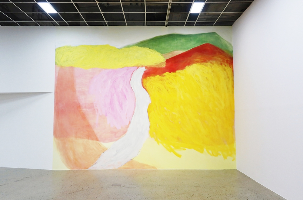 Bức tranh màu nước “Asan” (năm 2025) của họa sĩ Yoon Jongsuk được trưng bày trong triển lãm “Màu sắc của nước” (tiếng Anh: Colors of Water) diễn ra ở Bảo tàng nghệ thuật đương đại quốc gia Hàn Quốc (MMCA) chi nhánh thành phố Cheongju, tỉnh Chungcheongbuk-do. Trong tác phẩm này, cô Yoon vẽ phong cảnh quê hương của cô là thành phố Asan (tỉnh Chungcheongnam-do) chỉ dựa trên cảm hứng tức thời mà không cần phác thảo trước. (Ảnh: Charles Audouin / Korea.net)