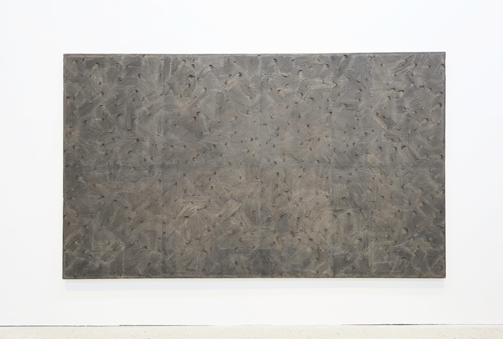 Tác phẩm “Số 355-86” (năm 1986) của họa sĩ Park Seobo, sử dụng phương pháp cào và trượt trên màn hình đen. (Ảnh: Charles Audouin / Korea.net)