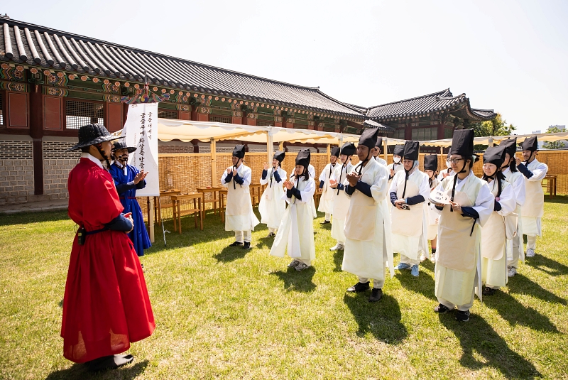 Hình ảnh chụp những người tham gia chương trình “Du hành thời gian: Vua Sejong” trong khuôn khổ “Lễ hội Văn hóa Cung đình mùa Xuân 2024” diễn ra ở cung điện Gyeongbokgung, quận Jongno-gu, thành phố Seoul. (Ảnh: Trang weg chính thức của Lễ hội Văn hóa Cung đình) 