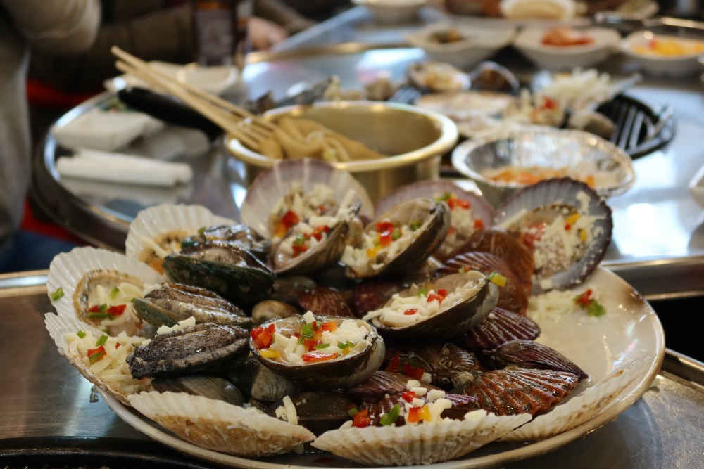 Món ngao nướng có vị thơm đặc trưng. (Ảnh: Charles Audouin / Korea.net)