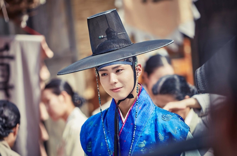 ﻿Diễn viên Park Bo-gum được bình chọn là nghệ sĩ nam đầu tiên cho dự án “Hanbok Wave” (tạm dịch: Làn sóng Hanbok) năm 2025 của Bộ Văn hóa, Thể thao và Du lịch Hàn Quốc. (Ảnh: Trang Facebook chính thức của đài KBS)