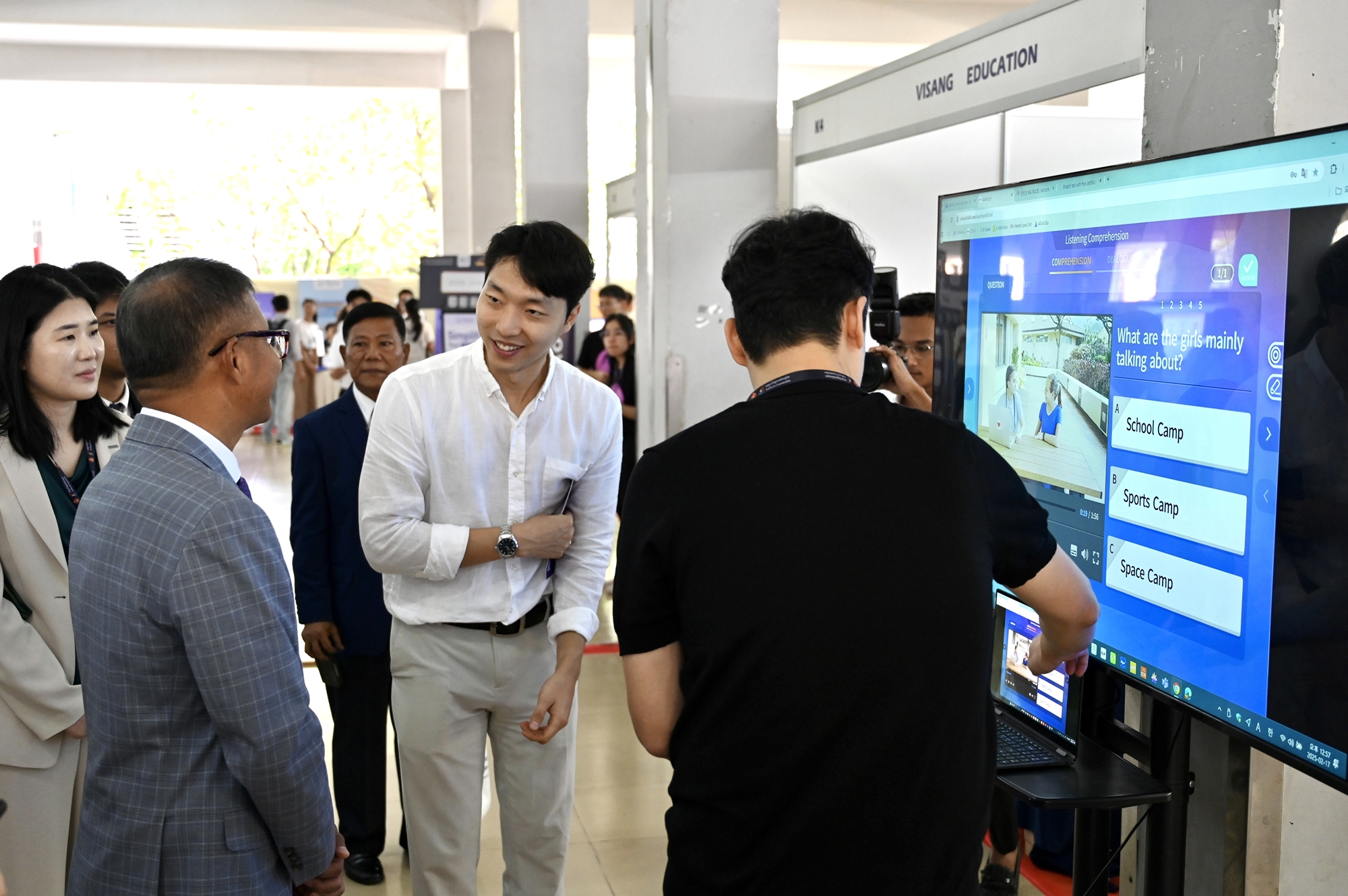 Phó Thủ tướng kiêm Bộ trưởng Bộ Giáo dục, Thanh niên và Thể thao Campuchia Hang Chuon Naron vào ngày 17/4 (giờ Campuchia) đã trải nghiệm các nội dung giáo dục kỹ thuật số tại gian hàng của công ty VISANG Education (Hàn Quốc) trong Hội nghị thượng đỉnh EdTech Campuchia lần thứ nhất diễn ra ở Viện Công nghệ Campuchia (ITC), thủ đô Phnom Penh. (Ảnh: Cơ quan Hợp tác Quốc tế Hàn Quốc)