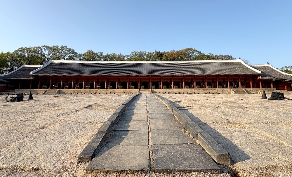 Toàn cảnh của chính điện tại đền thờ Jongmyo, quận Jongno-gu, thủ đô Seoul. (Ảnh: Charles Audouin / Korea.net)
