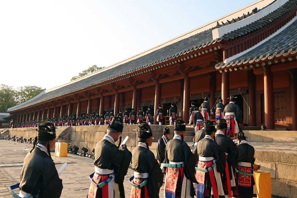 Những người biểu diễn trong buổi lễ Goyuje ở đền thờ Jongmyo, quận Jongno-gu, thành phố Seoul. (Ảnh: Charles Audouin / Korea.net)