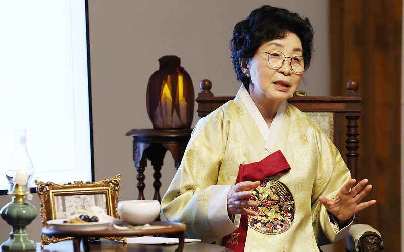 Bà Han Bok-ryeo, nghệ nhân kế thừa kỹ thuật làm các món ăn cung đình thời Joseon (năm 1392-1910). Năm 1971, kỹ thuật làm các món ăn cung đình thời Joseon được Chính phủ Hàn Quốc công nhận là Di sản văn hóa phi vật thể số 38. (Ảnh: Lee Jeong Woo / Korea.net) 