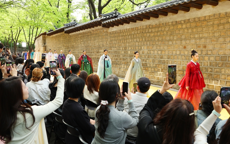 Bộ sưu tập Hanbok của thương hiệu Seodamhwa thể hiện đường nét tinh tế và vẻ đẹp duyên dáng với các màu sắc lấy cảm hứng từ thiên nhiên khi sử dụng loại vải truyền thống. Để đưa trang phục Hanbok truyền thống đến gần hơn với bạn bè quốc tế, Seodamhwa đã tham gia các show diễn thời trang Hanbok do Bộ Văn hóa, Thể thao và Du lịch Hàn Quốc tổ chức ở nước ngoài vào năm ngoái. (Ảnh: Lee Jeong Woo / Korea.net)
