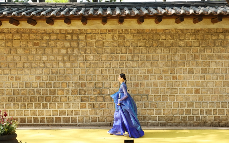 Đánh dấu lần tổ chức thứ hai trong năm nay, “Seoul Fashion Road” là chương trình tổ chức các show diễn thời trang ở khắp nơi trên thành phố Seoul vào mỗi mùa xuân và mùa thu. Chương trình này nhằm mục đích thúc đẩy sự phát triển và khả năng cạnh tranh của các thương hiệu thời trang đầy triển vọng trong nước. (Ảnh: Lee Jeong Woo / Korea.net)