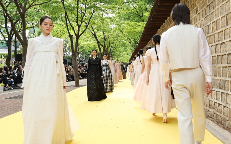  Ngoài ra, thương hiệu Hanbok Studio Hyeon thiết kế những bộ trang phục Hanbok đầy tính thời trang mà mọi người có thể mặc trong cuộc sống hàng ngày. Năm ngoái, thương hiệu này đã được Bộ VHTTDL Hàn Quốc vinh danh là “Nhà thiết kế Hanbok của năm”. Vào vào năm 2022 và 2024, Hanbok Studio Hyeon cũng phối hợp với Bộ VHTTDL Hàn Quốc thiết kế bộ Hanbok dành riêng cho diễn viên Kim Tae-ri và cựu vận động viên trượt băng nghệ thuật Kim Yuna. (Ảnh: Lee Jeong Woo / Korea.net)  
