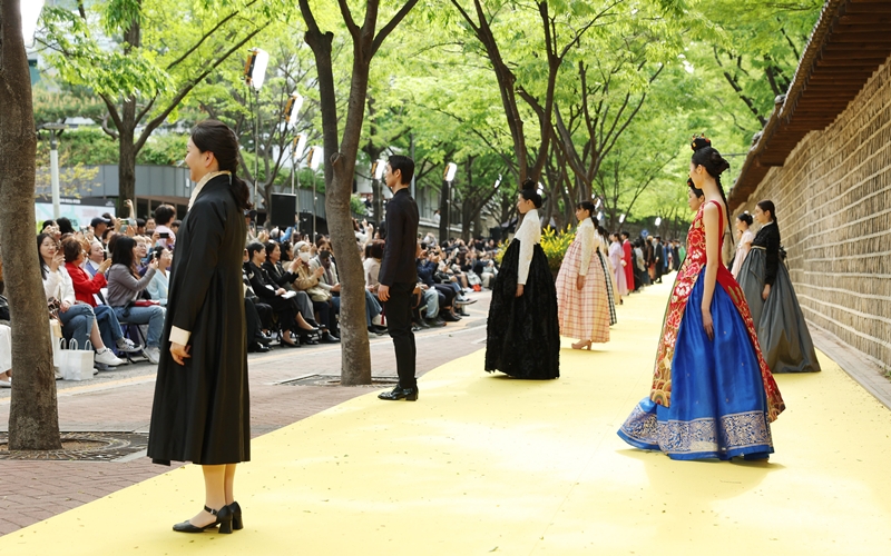 Nhà thiết kế Kwon Hyejin từ thương hiệu Hanbok Studio Hyeon và các người mẫu trong show diễn trang phục Hanbok diễn ra ở đường Deoksugung-gil, thành phố Seoul. (Ảnh: Lee Jeong Woo / Korea.net) 