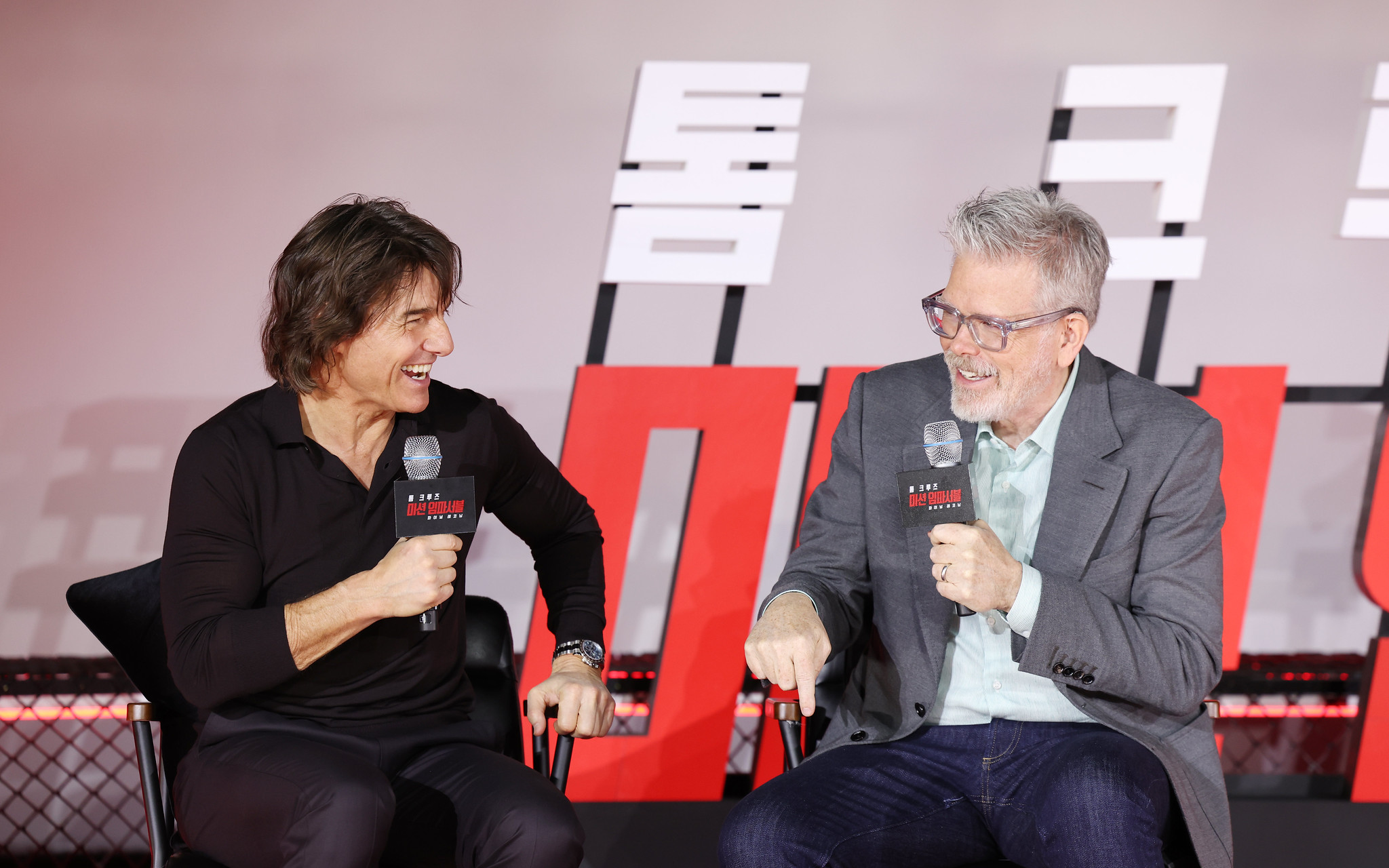 Diễn viên Tom Cruise (bên trái) và đạo diễn Christopher McQuarrie trong buổi họp báo về bộ phim “Mission: Impossible - The Final Reckoning” được tổ chức ở rạp chiếu phim Lotte Cinema World Tower, quận Songpa-gu, thành phố Seoul vào ngày 8/5/2025. (Ảnh: Lee Jeong Woo / Korea.net)