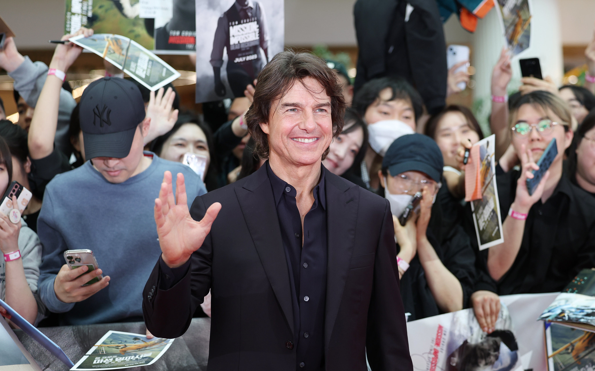 Nam diễn viên Tom Cruise chụp ảnh kỷ niệm trong sự kiện thảm đỏ cho bộ phim “Mission: Impossible - The Final Reckoning”, diễn ra ở sân trượt băng Lotte World, quận Songpa-gu, thành phố Seoul. (Ảnh: Lee Jeong Woo / Korea.net) 