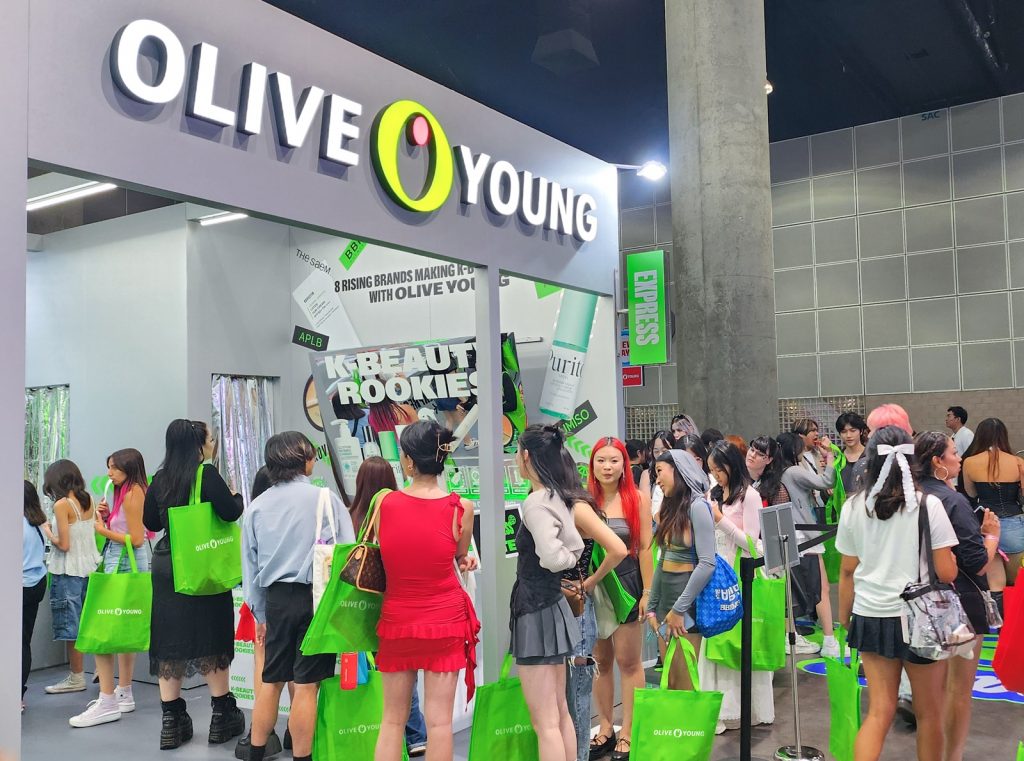 Gian hàng của chuỗi cửa hàng mỹ phẩm CJ Olive Young được lắp đặt tại địa điểm tổ chức Lễ hội âm nhạc “KCON LA 2024” ở Mỹ từ ngày 26-28/7/2024. (Ảnh: CJ Olive Young) 