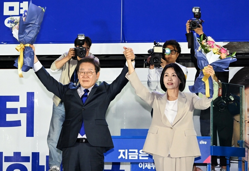 Tân Tổng thống Hàn Quốc Lee Jae-myung (bên trái) và phu nhân Kim Hye-kyung ở khu Yeouido, thành phố Seoul vào sáng ngày 4/6/2025. (Ảnh: Yonhap News)