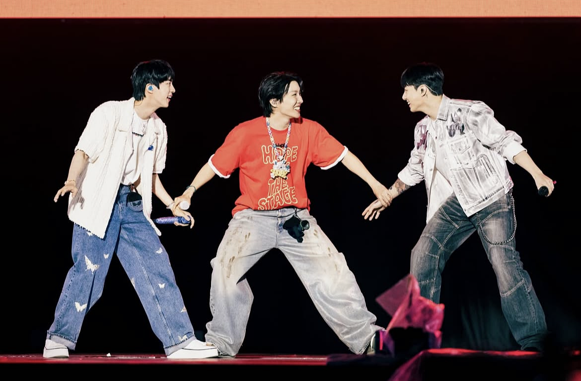 Các thành viên BTS Jin và Jungkook vào ngày 13 tháng 6 đã bất ngờ xuất hiện tại “HOPE ON THE STAGE FINAL” - buổi hòa nhạc encore do thành viên J-Hope tổ chức tại Khu liên hợp thể thao Goyang ở thành phố Goyang, tỉnh Gyeonggi-do. Còn 4 thành viên khác của nhóm V, RM, Suga và Jimin đã ngồi cùng khán giả để thưởng thức buổi hòa nhạc. (Ảnh: Trang Instagram chính thức của J-Hope)