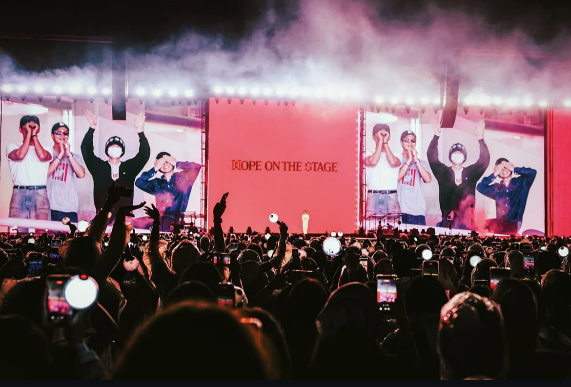 Các thành viên BTS Jin và Jungkook vào ngày 13 tháng 6 đã bất ngờ xuất hiện tại “HOPE ON THE STAGE FINAL” - buổi hòa nhạc encore do thành viên J-Hope tổ chức tại Khu liên hợp thể thao Goyang ở thành phố Goyang, tỉnh Gyeonggi-do. Còn 4 thành viên khác của nhóm V, RM, Suga và Jimin đã ngồi cùng khán giả để thưởng thức buổi hòa nhạc. (Ảnh: Trang Instagram chính thức của J-Hope)