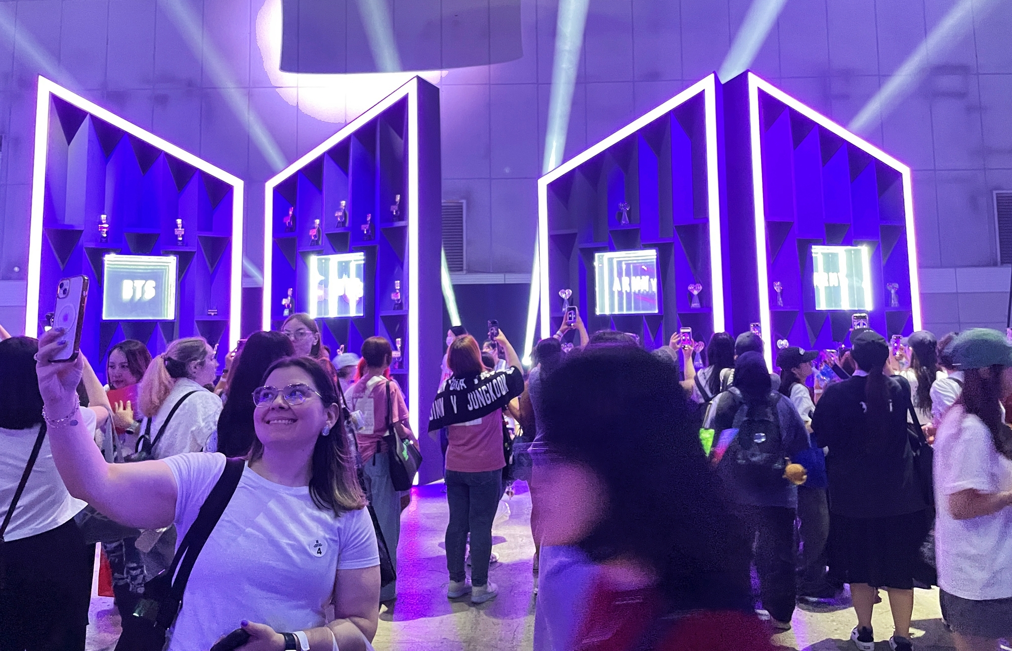 Các fan ARMY đến tham quan lễ hội “BTS FESTA 2025” diễn ra ở Trung tâm triển lãm quốc tế Hàn Quốc (KINTEX), thành phố Goyang, tỉnh Gyeonggi-do vào ngày 13/6/2025. (Ảnh: Xu Aiying / Korea.net)