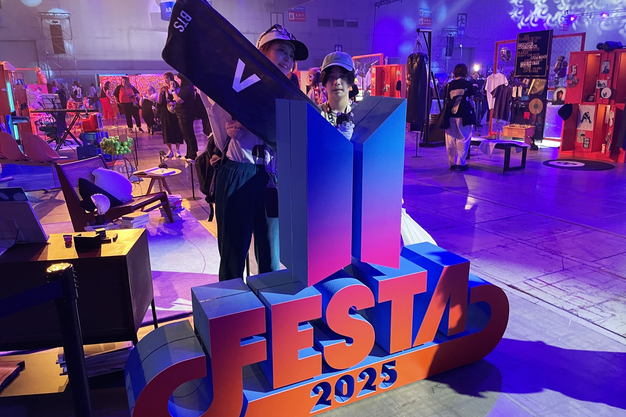 Các fan ARMY từ khăp nơi trên thế giới đã tụ họp tại lễ hội “BTS FESTA 2025” diễn ra ở Trung tâm triển lãm quốc tế Hàn Quốc (KINTEX), thành phố Goyang, tỉnh Gyeonggi-do vào ngày 13/6/2025. (Ảnh: Xu Aiying / Korea.net)