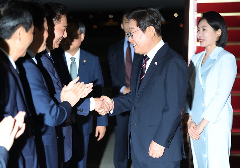 Tổng thống Hàn Quốc Lee Jae-myung đã được lãnh đạo đảng Dân chủ đồng hành Kim Byung-kee chào đón sau khi đến Căn cứ không quân Seoul, thành phố Seongnam, tỉnh Gyeonggi-do vào ngày 19/6/2025. (Ảnh: Yonhap News)