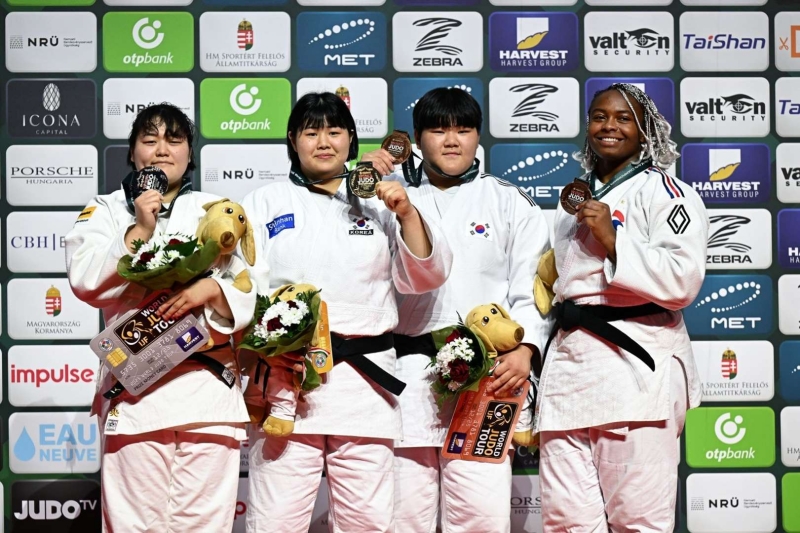 Võ sĩ Judo Kim Hayun (thứ hai từ trái sang) của Hàn Quốc đã chụp ảnh kỷ niệm sau khi giành danh hiệu vô địch hạng cân trên 78kg nữ trong Giải vô địch Judo thế giới 2025 diễn ra ở thủ đô Budapest vào ngày 19/6/2025 (giờ Hungary). (Ảnh: Trang web chính thức của 